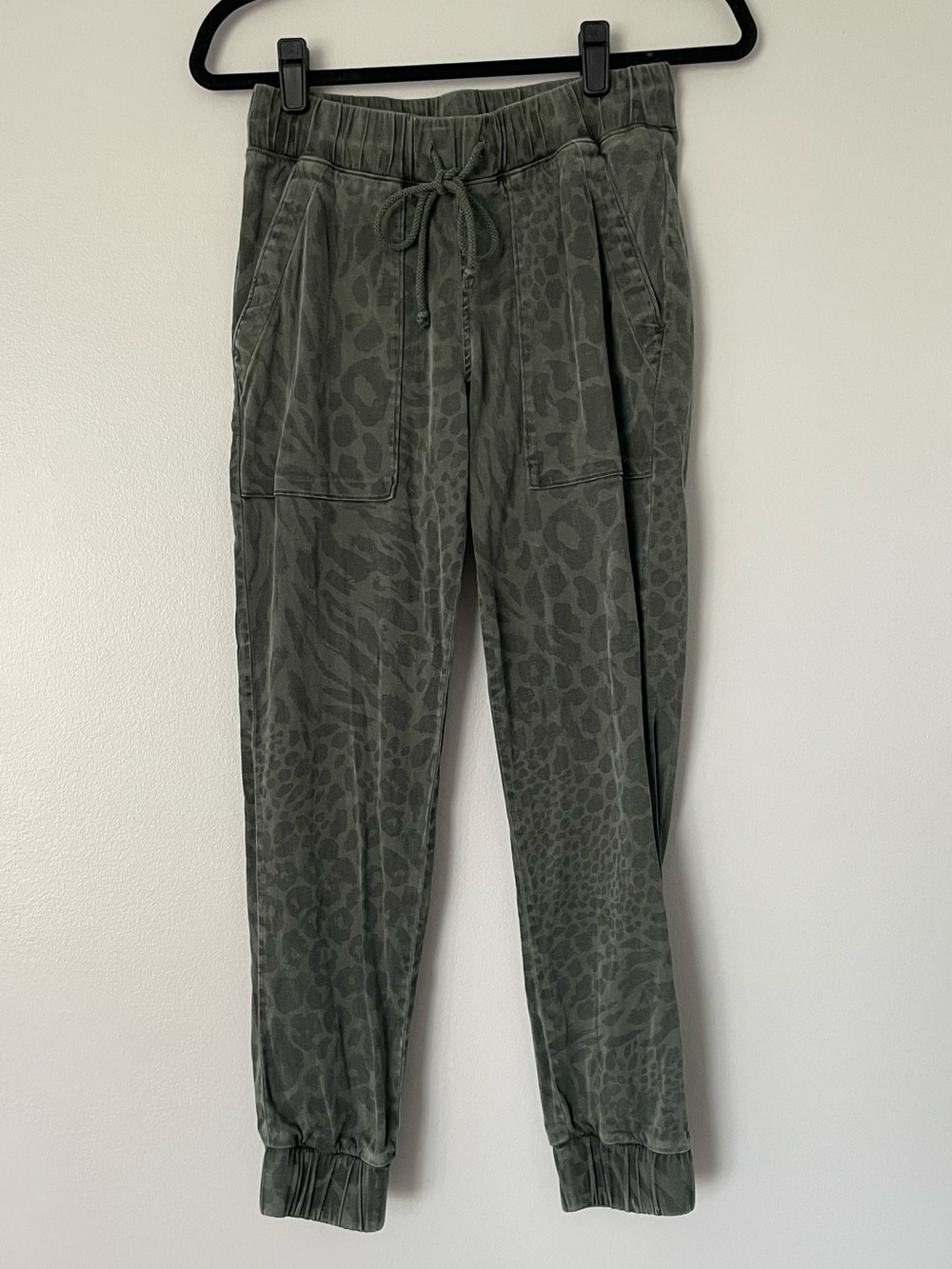Anthropologie Cloth & Stone Animal Print Green Twill Joggers